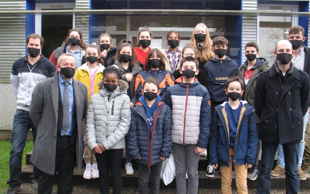 Les jeunes agriculteurs remettent des masques aux collégiens